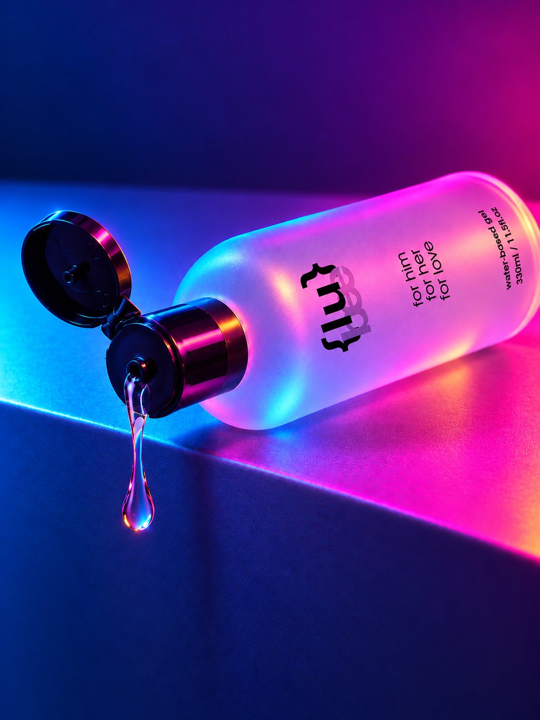 Water-Based Lu bee в неоновом освещении